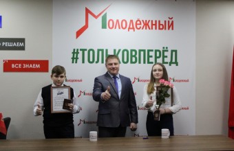 В церемонии вручения паспортов юным гражданам России принял участие глава Молодёжного Виктор Юткин